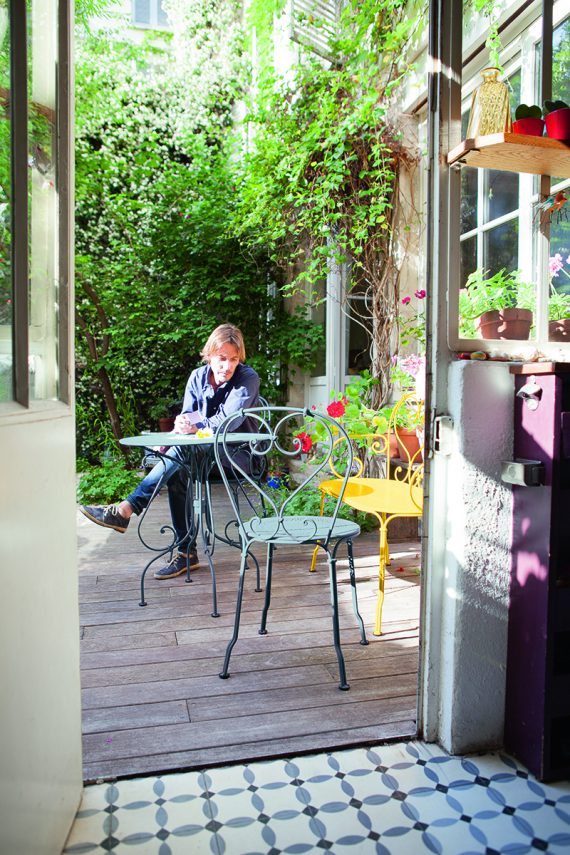 1900 table, chairs & bench. Photography: Julie Ansiau.