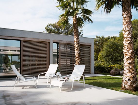 Alizé armchair in Cotton White (with Alizé deckchair in Cotton White)