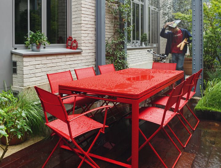 Biarritz table in Poppy (with Plein Air chairs & armchairs, also in Poppy)