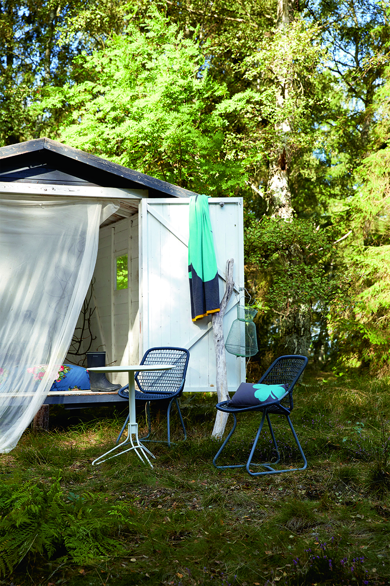 Flower table in Cotton White, Sixties chairs in Storm GreyPhotography by Birgitta Wolfgang Drejer Flower table in Cotton White, Sixties chairs in Storm GreyPhotography by Birgitta Wolfgang Drejer