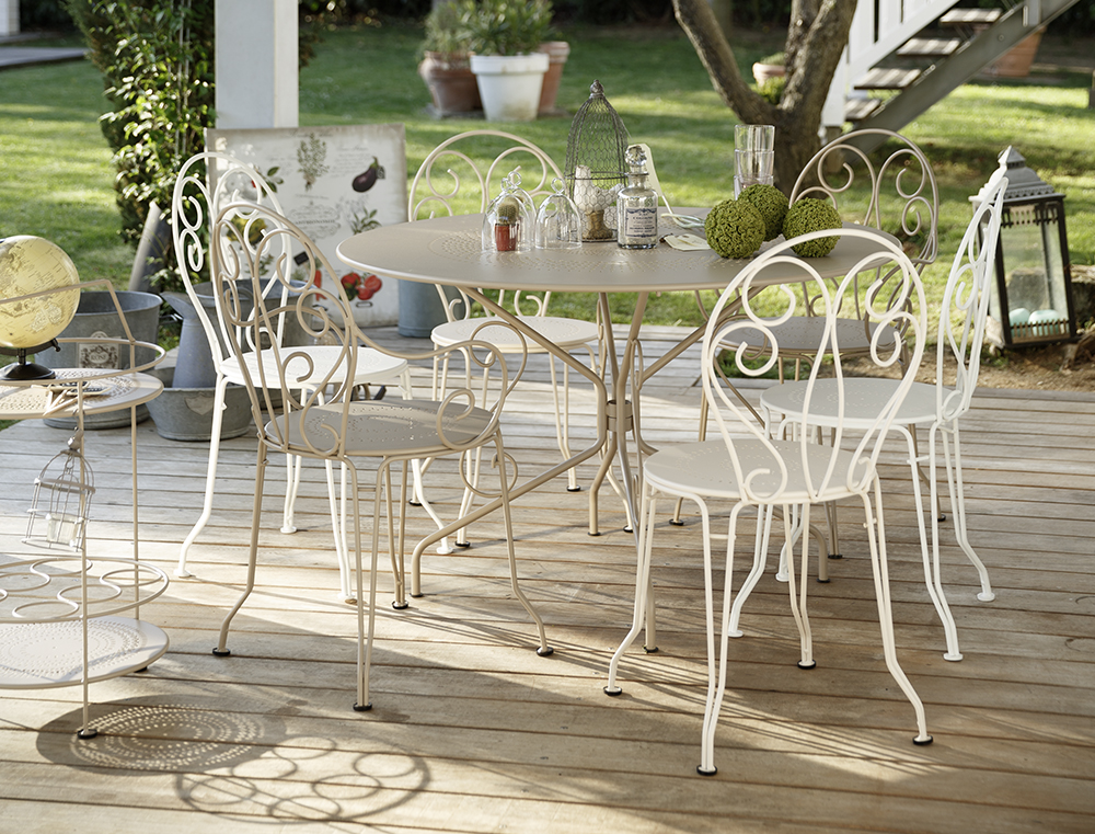 Montmartre table table, chairs, armchairs and portable bar, in Cotton White & Nutmeg