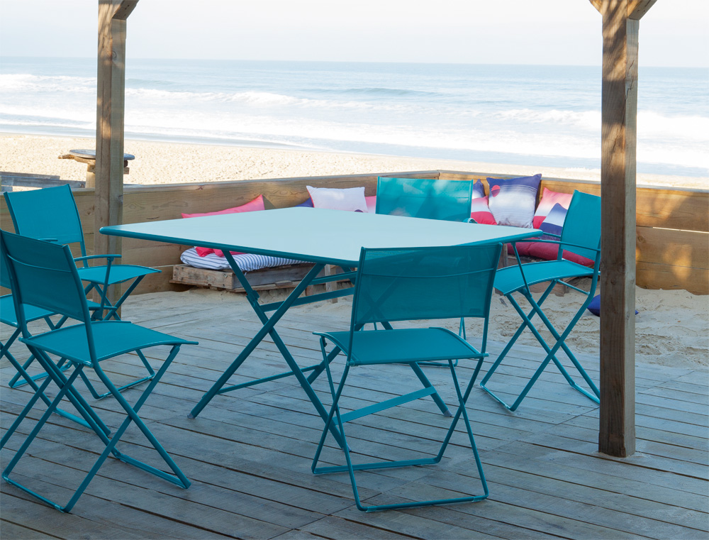 Plein Air chairs and Caractère table in Turquoise Blue