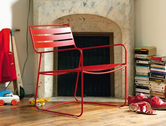 Surprising low armchair in Poppy