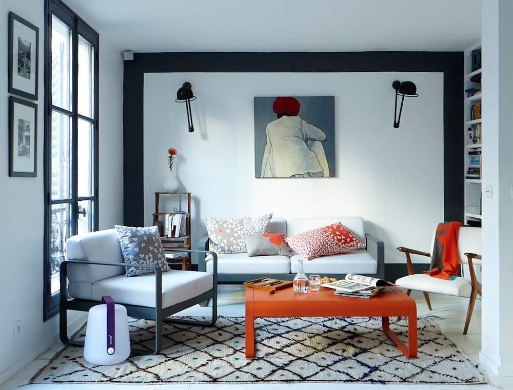 Bellevie low table in Carrot, Bellevie armchair and Bellevie sofa in Storm Grey, Balad lamp in Aubergine