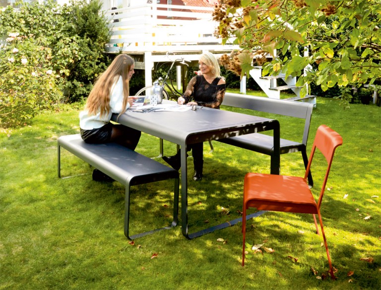 Bellevie bench, bench with with backrest, table and stacking chairs
