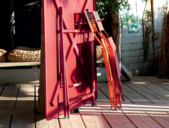 Caractère table and Latitude chairs