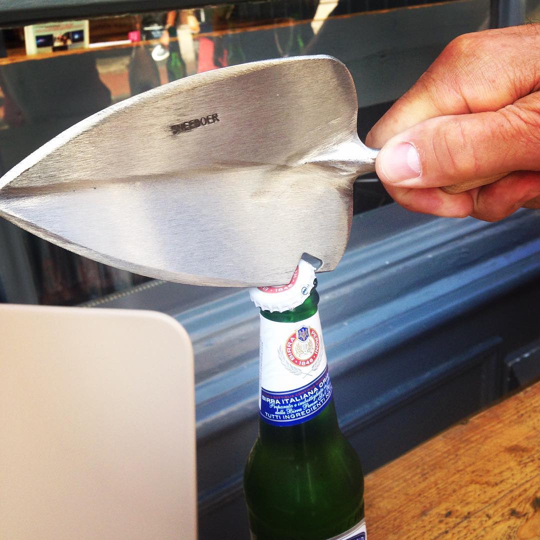 Sneeboer transplanting trowel with bottle opener