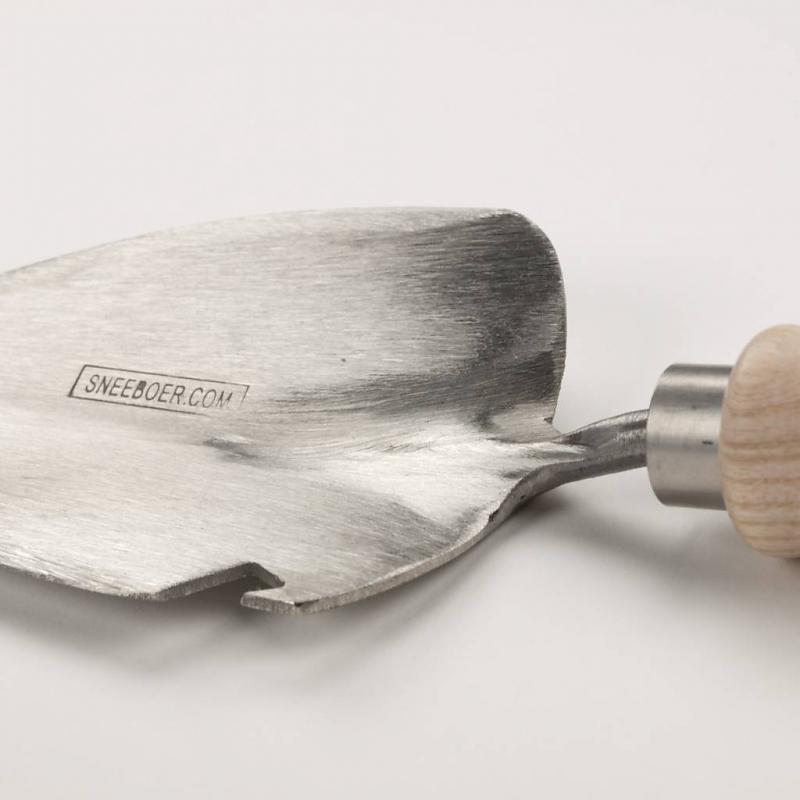 Sneeboer transplanting trowel with bottle opener