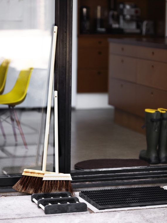Wood and brush doormat in black