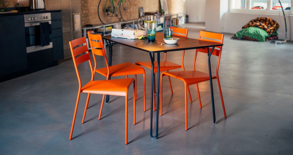 Facto chair in Carrot and Surprising table in Deep Blue