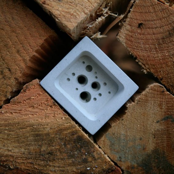 Small Bee Block in Natural, Off White concrete
