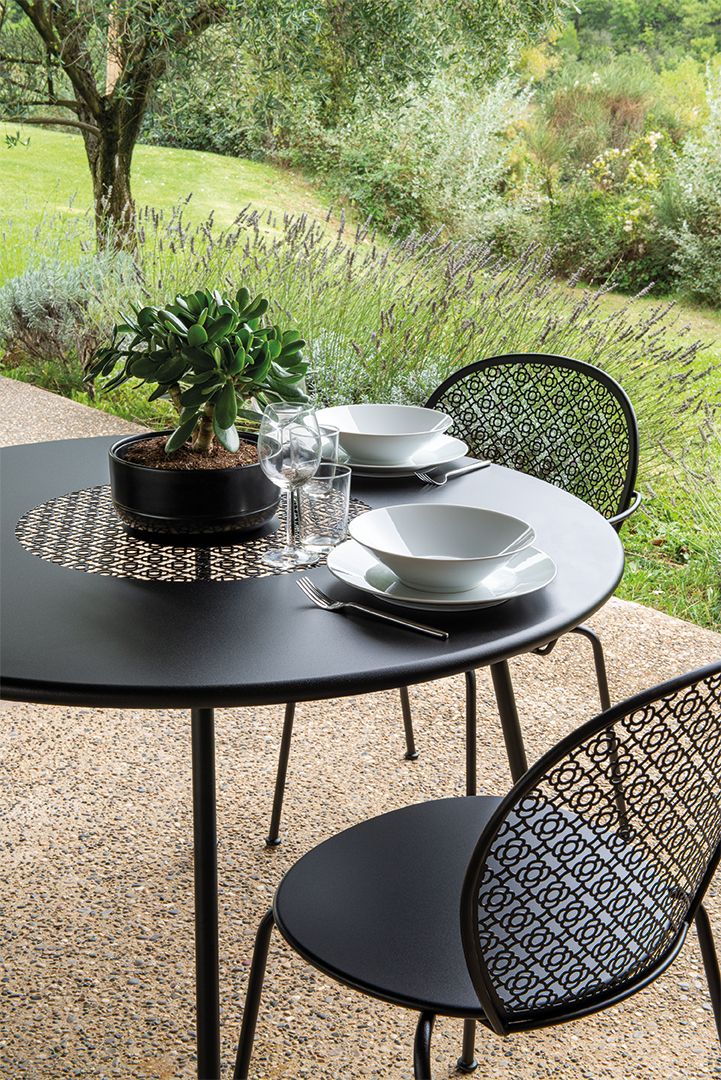Lorette table 110 cm diameter in Liquorice