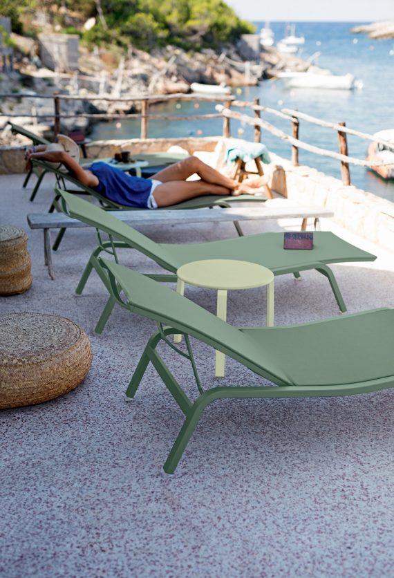 Alizé sunlounger in Cactus, Alizé side table in Willow Green