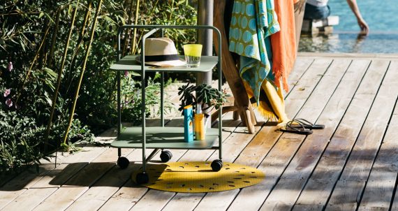 Alfred pedestal table in Cactus