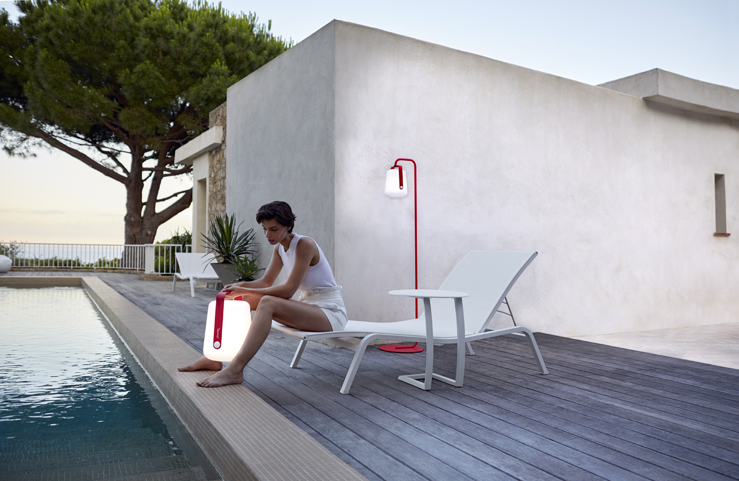 Alizé offset low table and sun lounger in Cotton White, Balad lamps and stand in Pink Praline