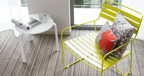 Surpising armchair and Alizé side table