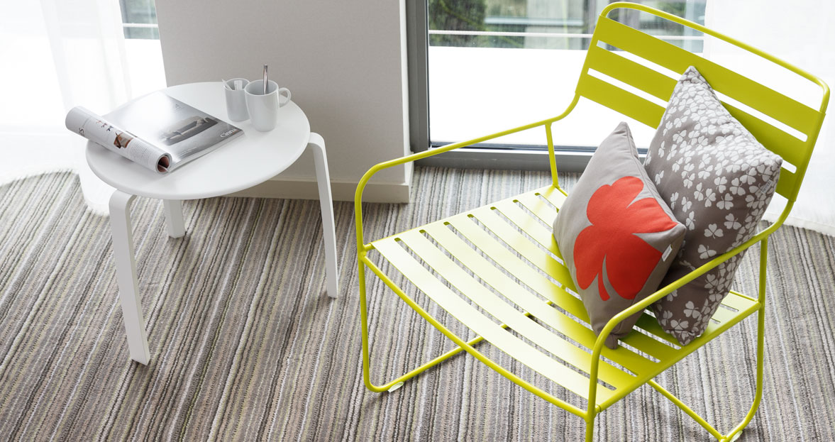 Surpising armchair and Alizé side table Surpising armchair and Alizé side table