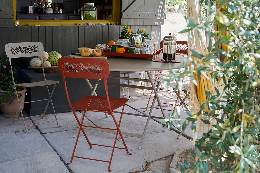 Lorette folding chairs, Caractère table