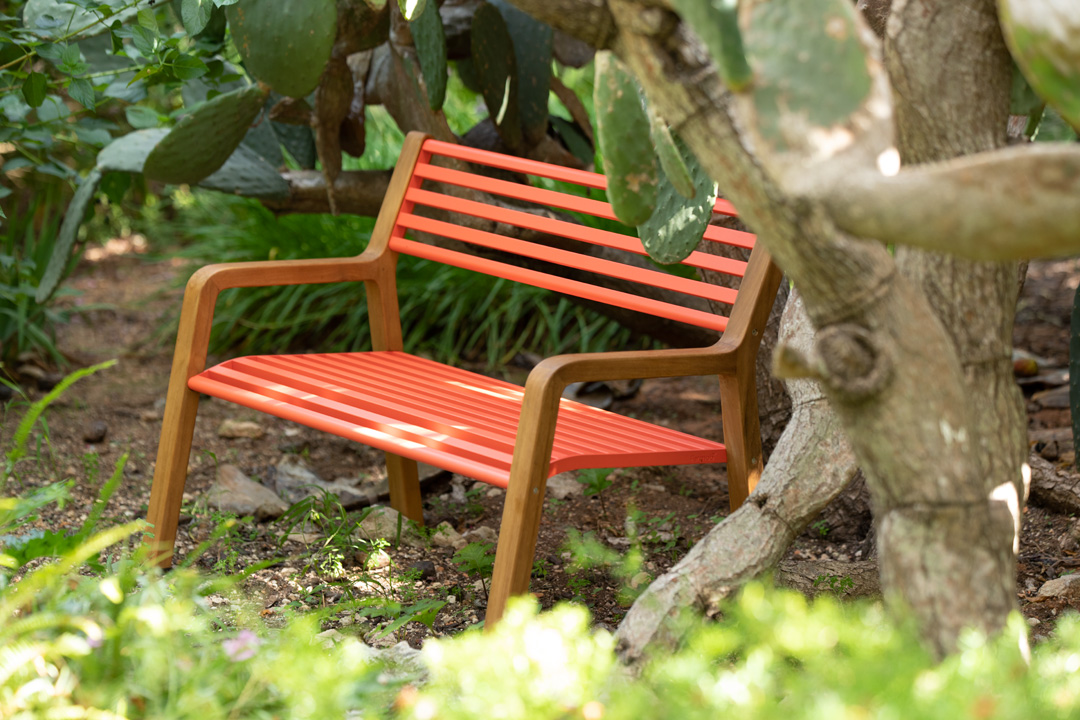 Somerset bench in Capucine