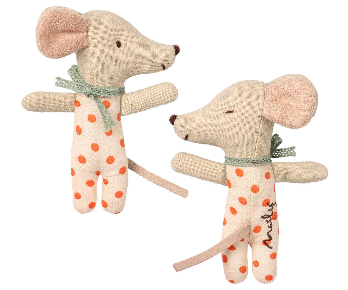 Sleepy wakey mouse girl