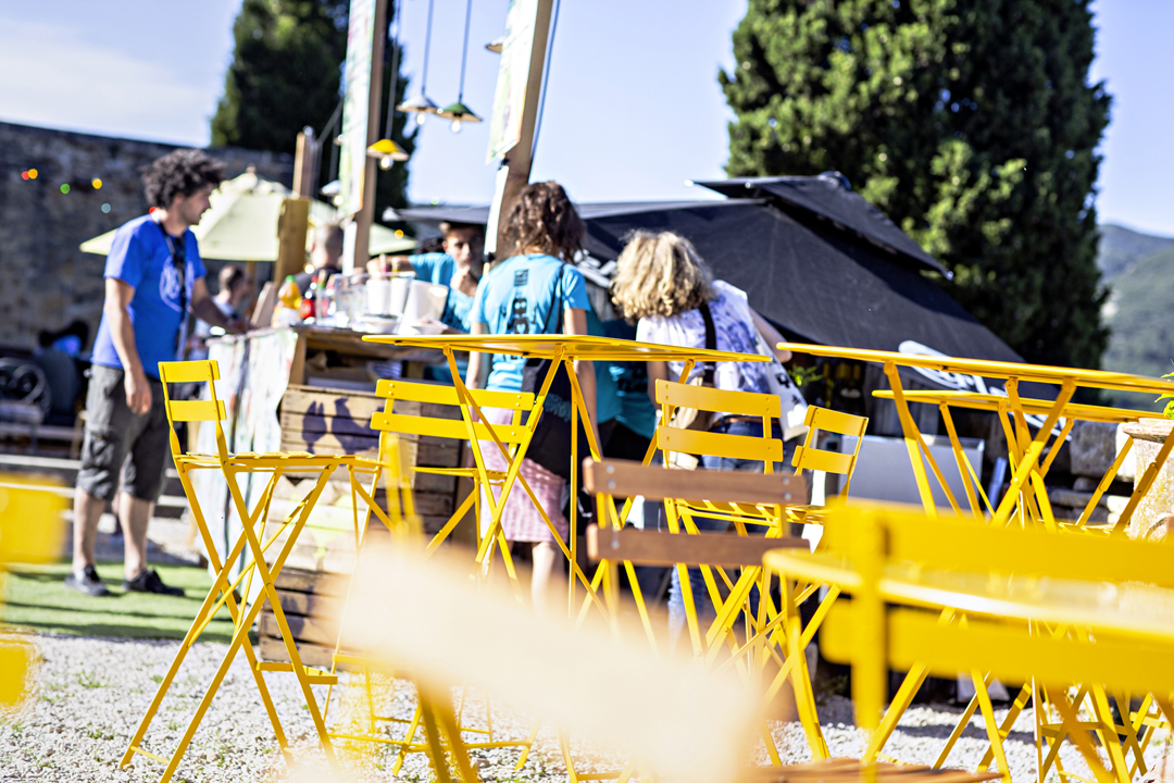 Bistro high chair and high table in Honey