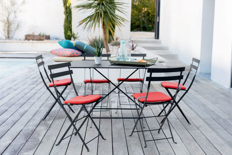 Bistro chairs and rectangular table 117 cm by 77 cm