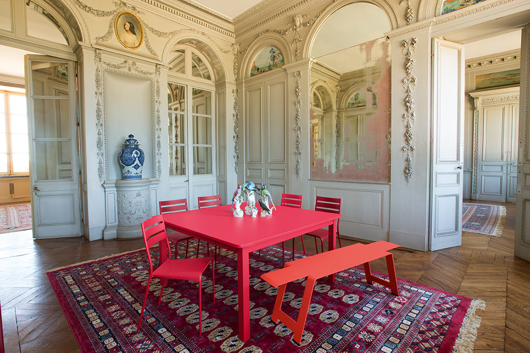 Origami bench in Capucine, Facto chairs and Craft table in Pink Praline Origami bench in Capucine, Facto chairs and Craft table in Pink Praline
