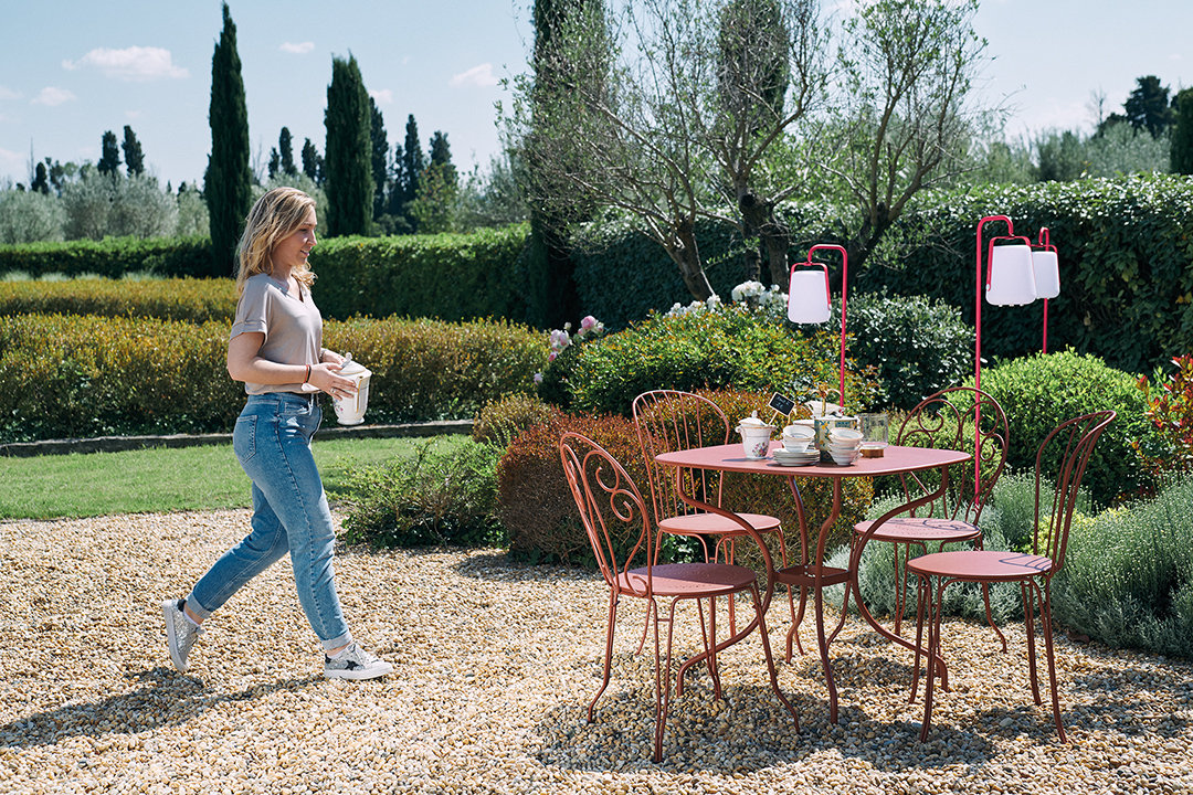Montmartre chairs, Opéra+ chairs and rounded square table, all in Red Ochre