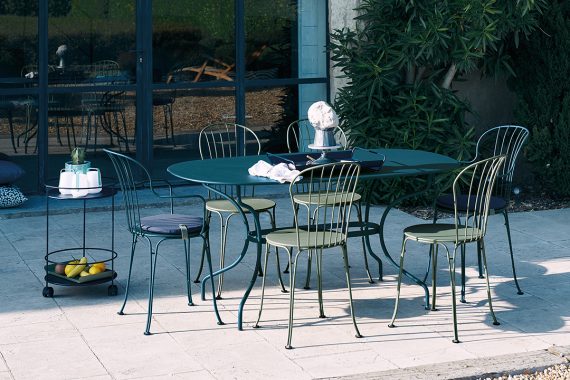 Opéra+ armchairs, chairs and oval table
