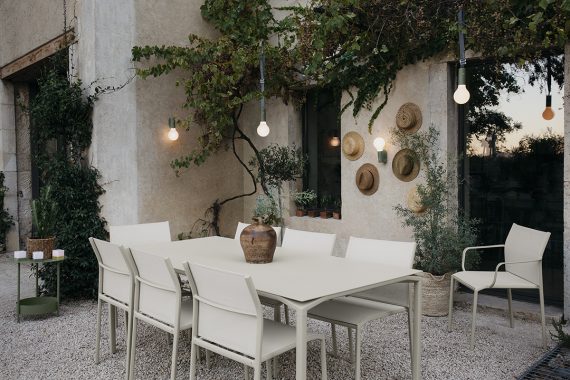 Cavli table, Cadiz chairs and armchairs in Clay Grey, Salsa side table in Cactus, Aplô lights, brackets and straps in Cactus