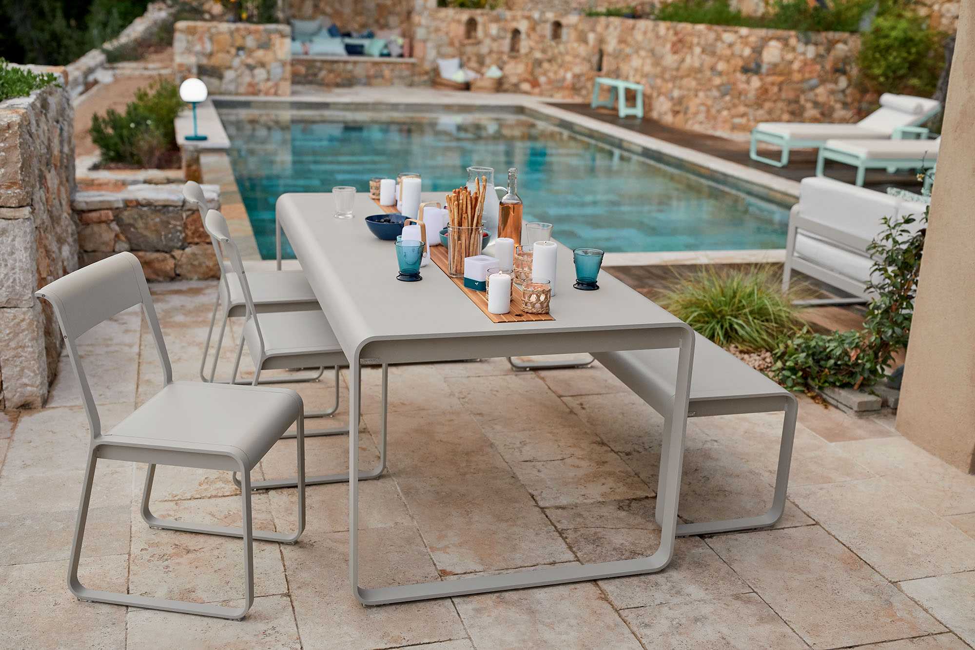 Bellevie table, chairs v2 and bench in Clay Grey