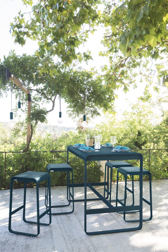 Bellevie high table 140 cm × 80 cm and Bellevie bar stools, all in Acapulco Blue