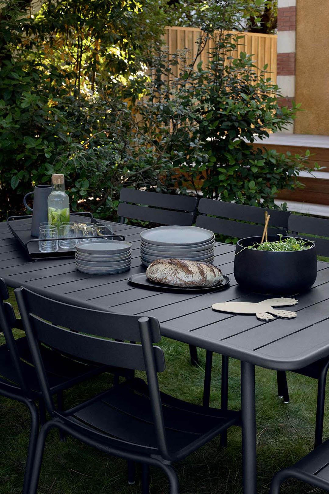 Luxembourg table and chairs in Anthracite