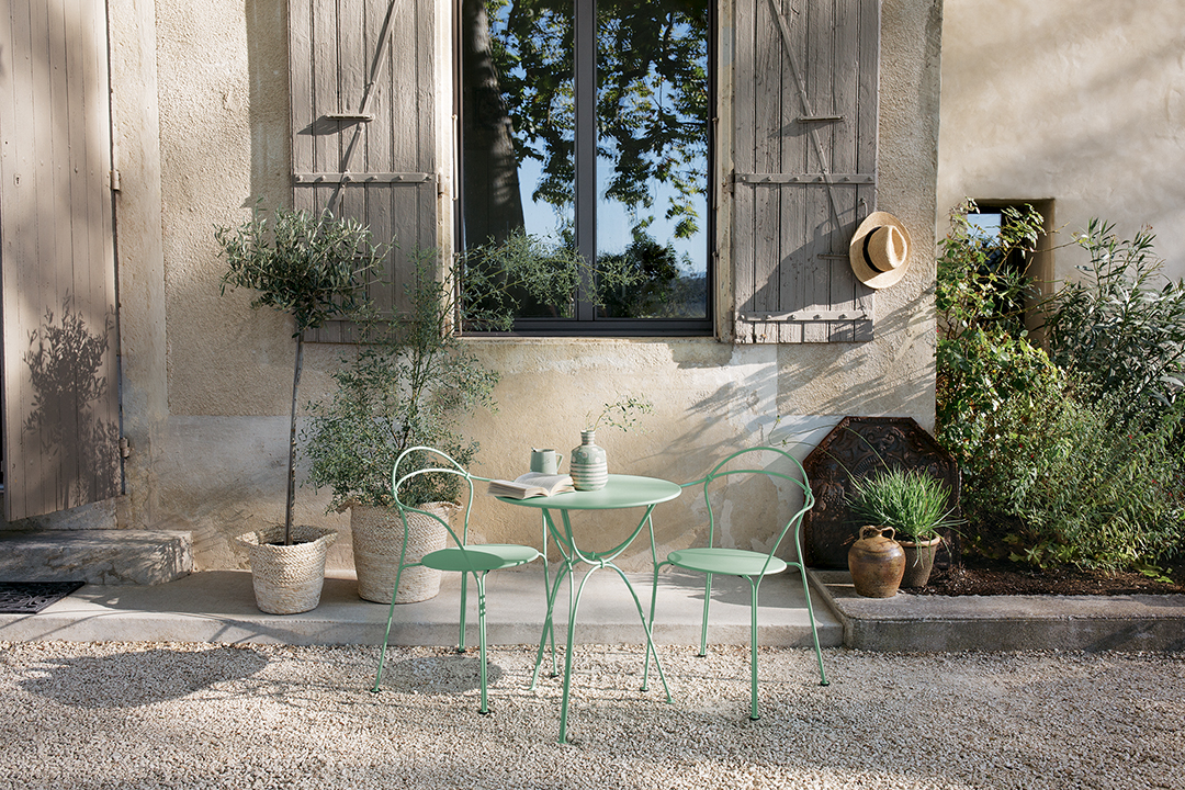 Airloop chair and table in Opaline Green