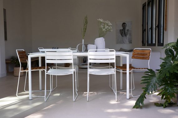 Calvi table, 195 cm by 95 cm, in Cotton White, Surprising chair teak and Surprising chair, in Cotton White