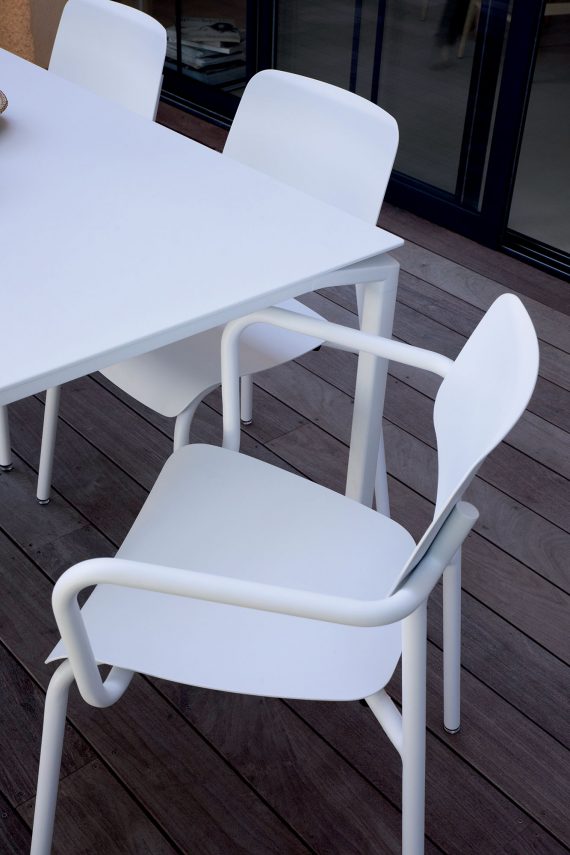 Studie armchair and Calvi table in Cotton White