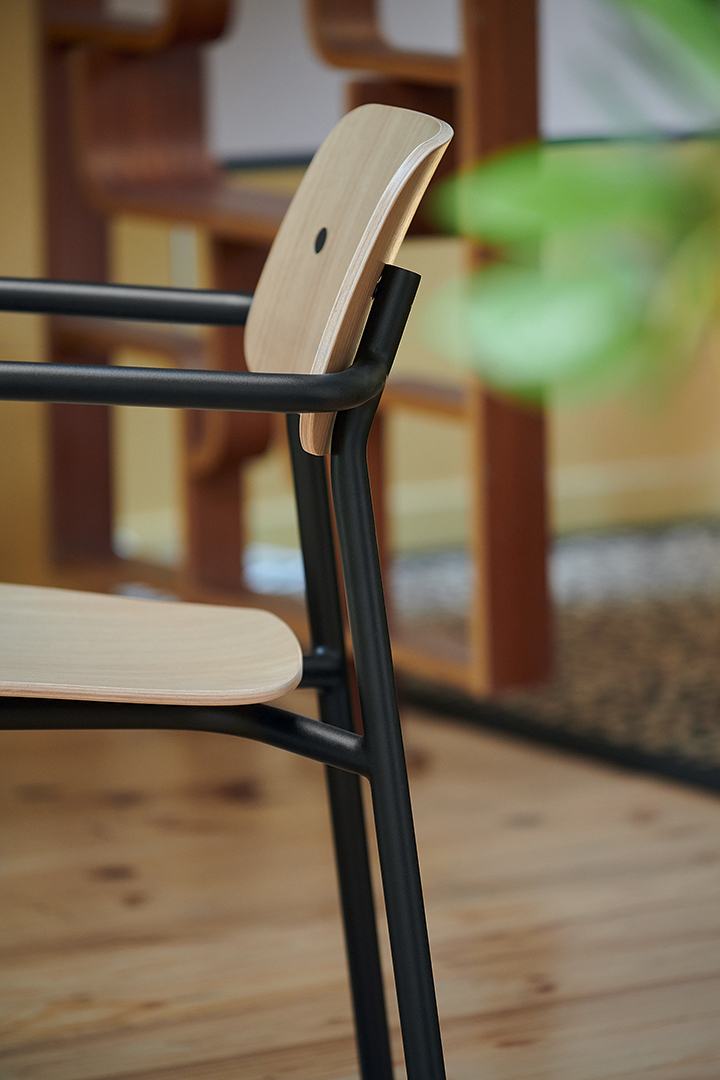 Studie oak armchair in Liquorice