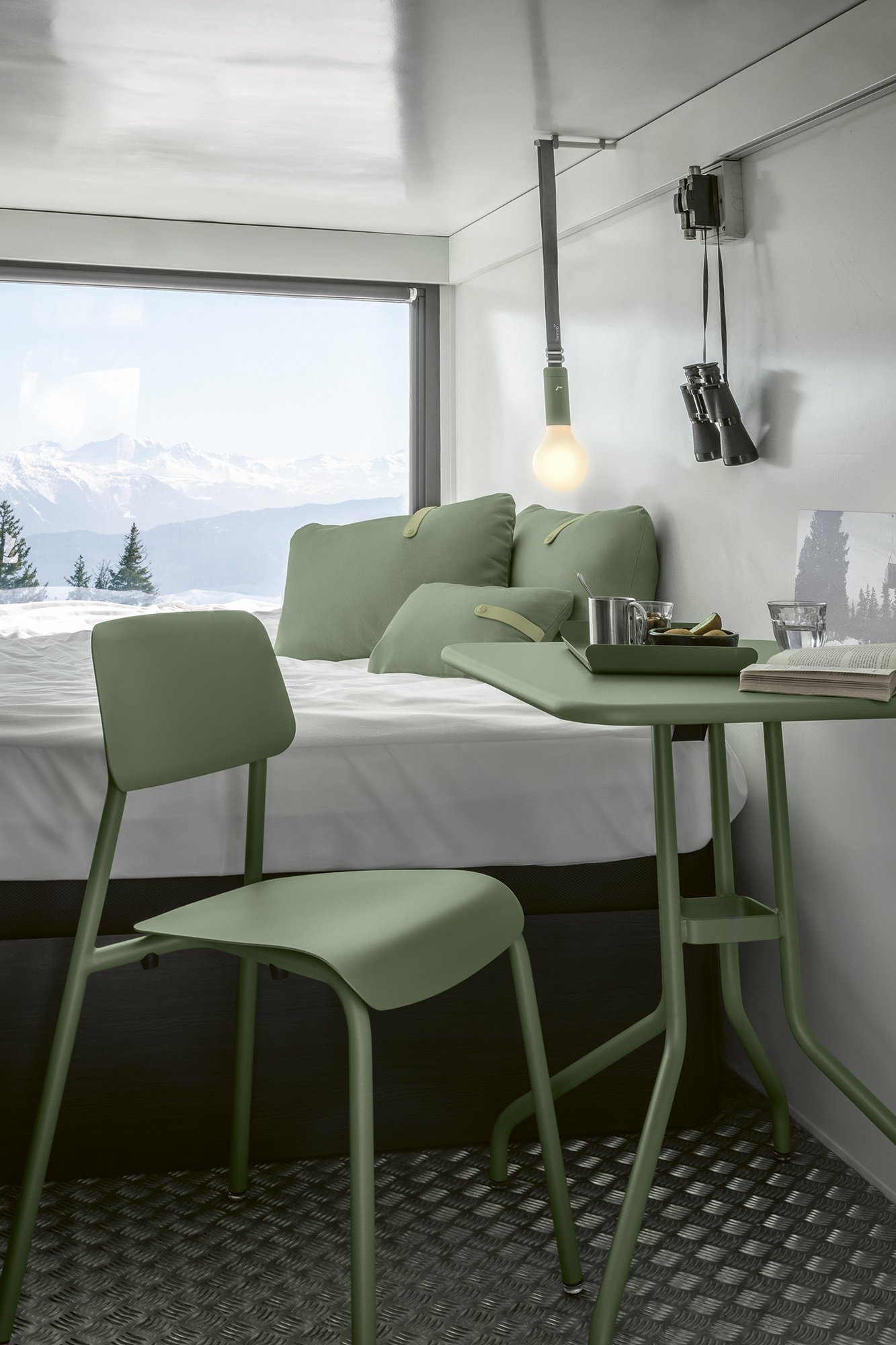 Studie chair and Pétale table in Cactus Studie chair and Pétale table in Cactus