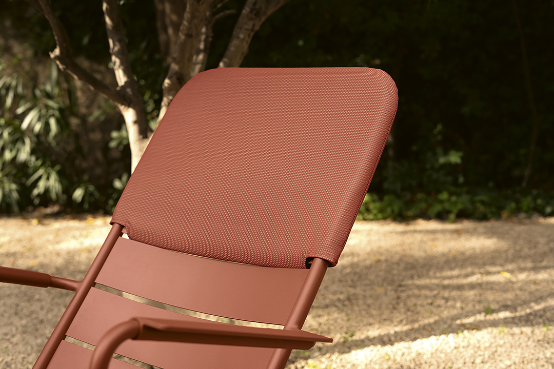 Luxembourg low armchair with headrest in Red Ochre Stereo OTF