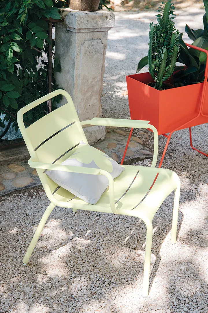 Luxembourg low armchair in Frosted Lemon (A6)