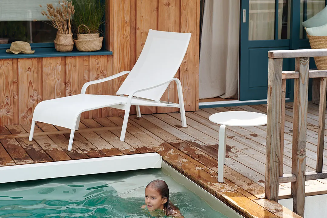 Alizé armchair and footrest in Cotton White Alizé armchair and footrest in Cotton White
